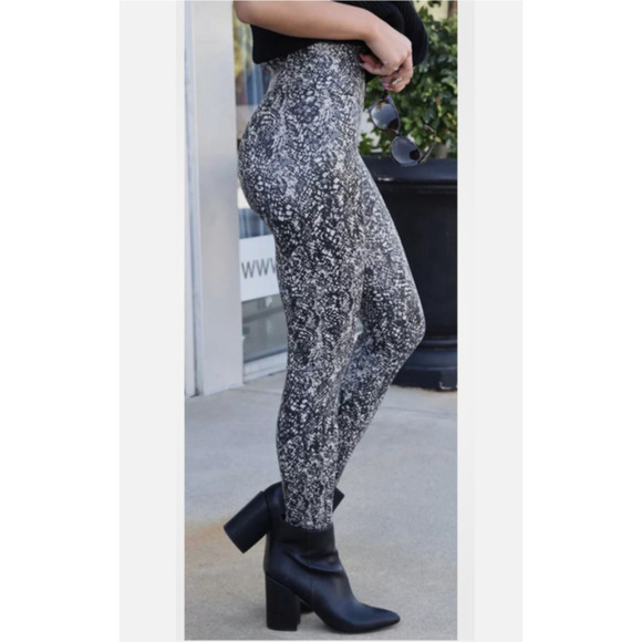 NEW SPANX Faux Leather Snake Shine LEGGINGS-20324R-Grey Snake L Fitted A31 - Picture 1 of 9